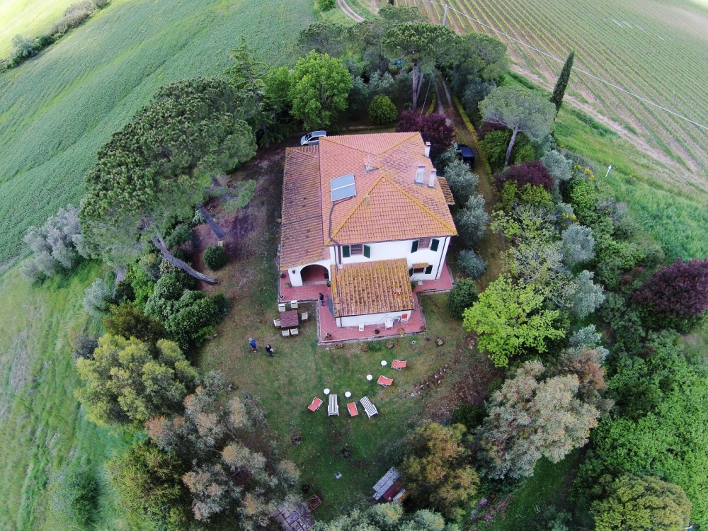 Freistehendes, von Bäumen umrahmtes Haus in der Toskana