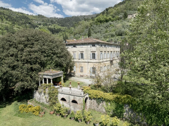 Herrschaftliche Traumvilla bei Lucca mit Traumblick, Park und Nebengebäuden