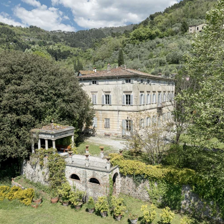 Herrschaftliche Traumvilla bei Lucca mit Traumblick, Park und Nebengebäuden