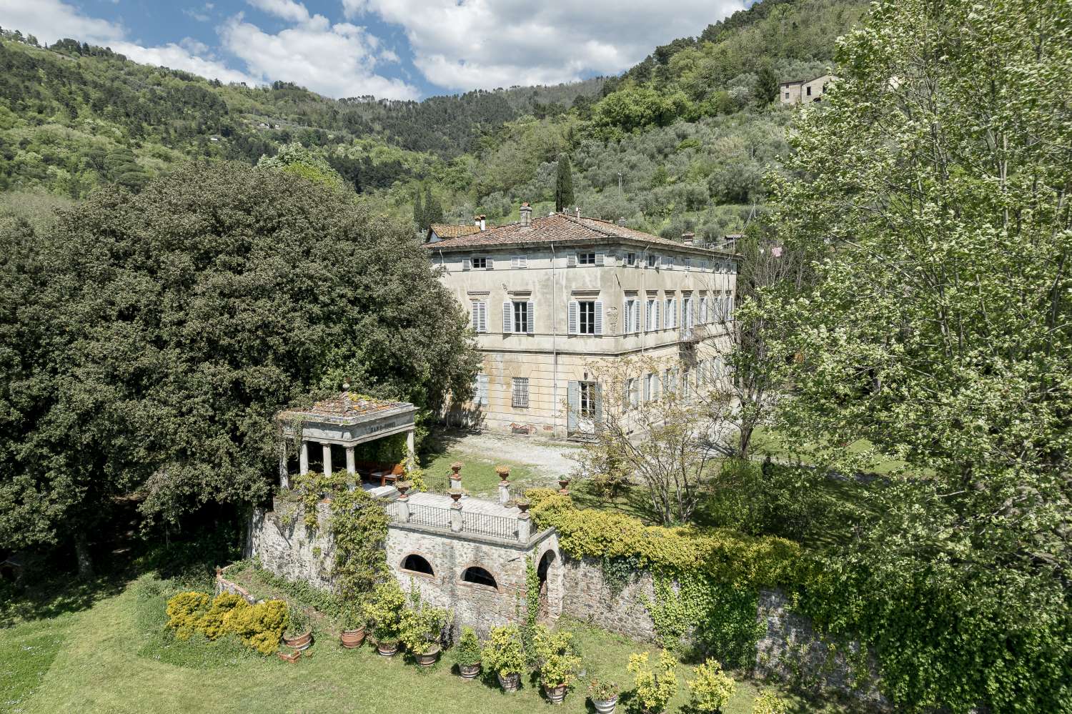 Herrschaftliche Traumvilla bei Lucca mit Traumblick, Park und Nebengebäuden