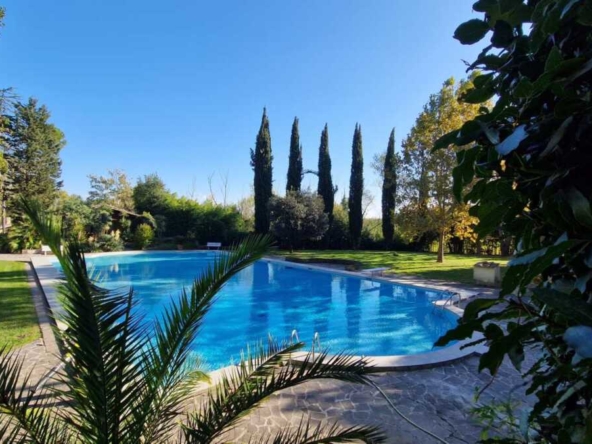 Apartment mit Gemeinschaftspool in wunderschönem Park