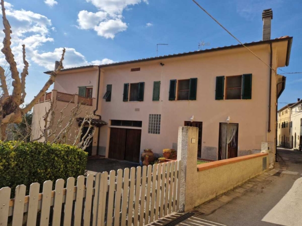 Schönes Eckhaus zentrale Toskana