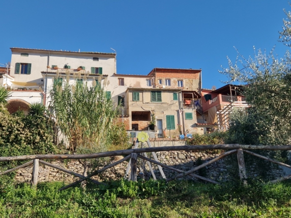 Schönste Hügellage, Dorfzentrum, traumhafter Blick in die Toskana, kleine Wohnung mit Terrasse