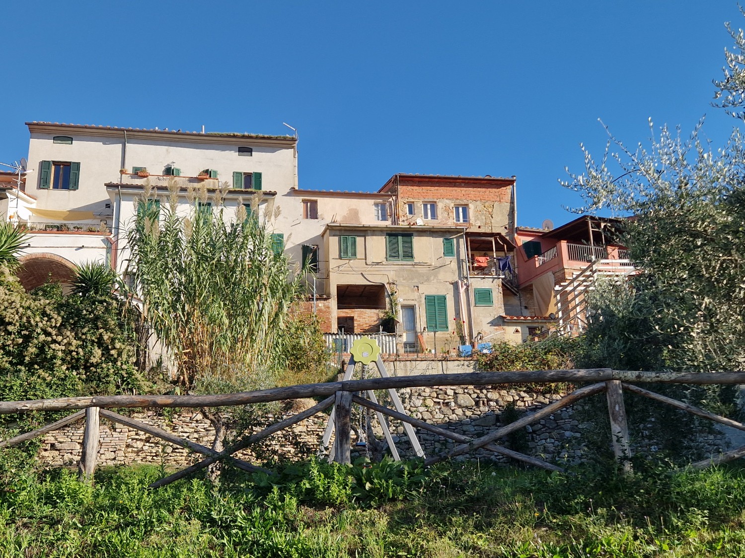 Schönste Hügellage, Dorfzentrum, traumhafter Blick in die Toskana, kleine Wohnung mit Terrasse