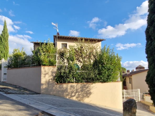 Moderne Villetta in der Toskana mit Garten