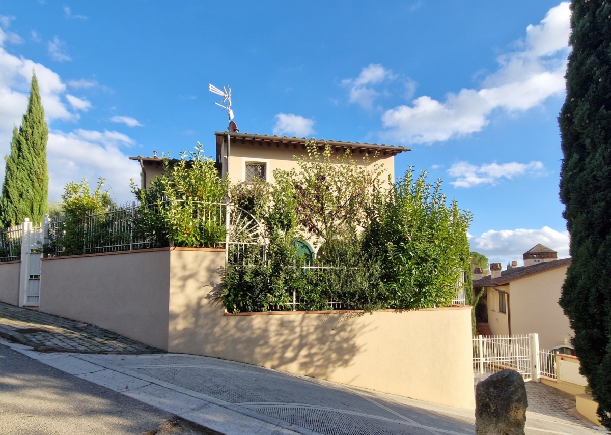 Moderne Villetta in der Toskana mit Garten